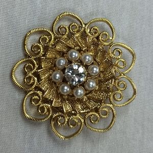 Vintage Gold Tone Filigree Brooch With Imitated Pearls And Rhinestone 70's